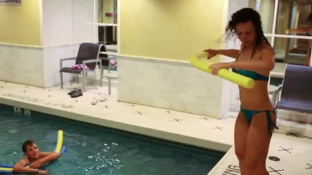 Jeune Femme Fait Des Exercices Dans Piscine Avec Petit Garçon — Video