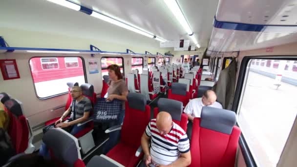 モスクワ ロシア 2015 Aeroexpress 電車の中の人々 が座っています Aeroexpress 首都やモスクワ航空ハブ空港を結ぶ鉄道を提供します — ストック動画