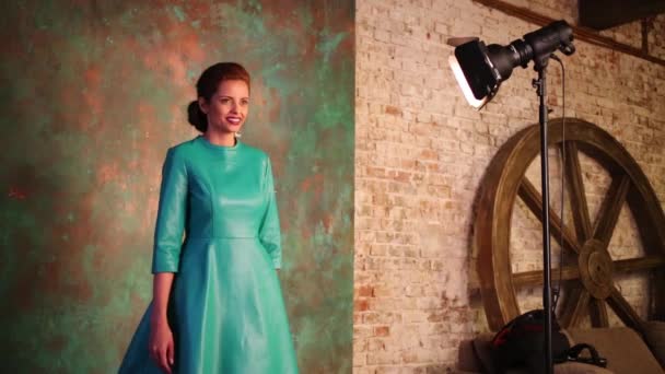 Mooie Vrouw Groene Lederen Kleden Poses Studio — Stockvideo