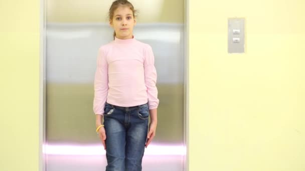 Une Fille Tient Devant Ascenseur Tourne Autour Elle — Video