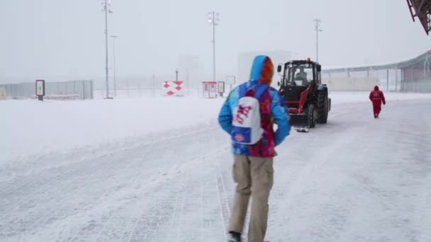 返回的人和拖拉机除雪在冬天的日子 — 图库视频影像