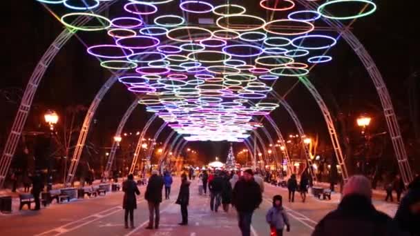 Moscou Dec 2014 Les Gens Marchent Sous Des Arches Éclairées — Video