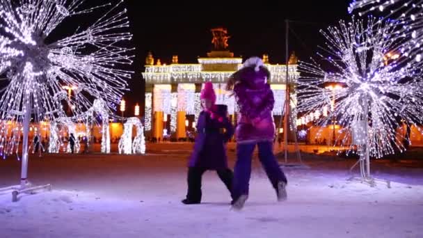 Dvě Děti Spolu Tančit Mezi Osvětlení Zimní Večer Poblíž Vdnh — Stock video