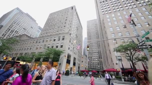 ニューヨーク アメリカ合衆国 2014 は昼間の間にロックフェラー プラザで歩きます ロックフェラー センターは の商業建物の複合体です — ストック動画