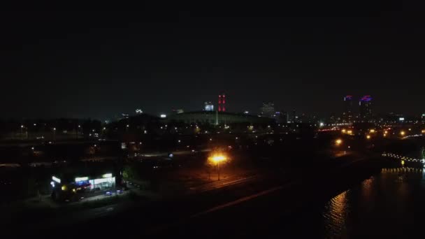 Megapolis Avec Circulation Sur Speedway Près Des Maisons Résidentielles Nuit — Video