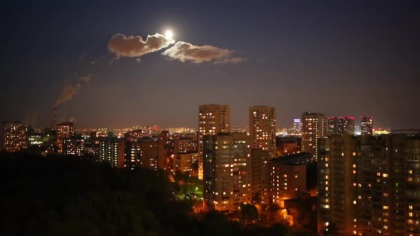 Paisaje Urbano Nocturno Con Nubes Luna Llena — Vídeos de Stock