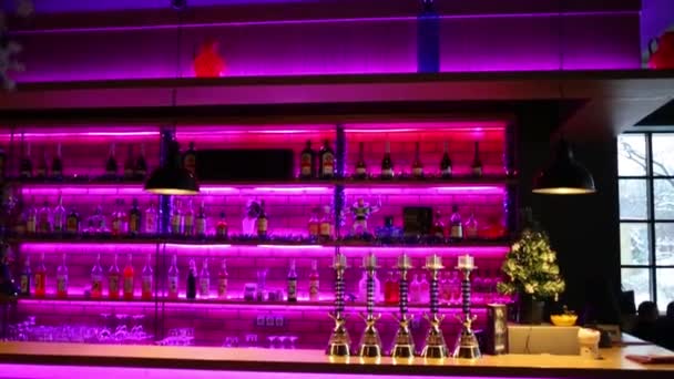 Bar Con Luces Neón Púrpura Narguile Montón Botellas Alcohol — Vídeo de stock