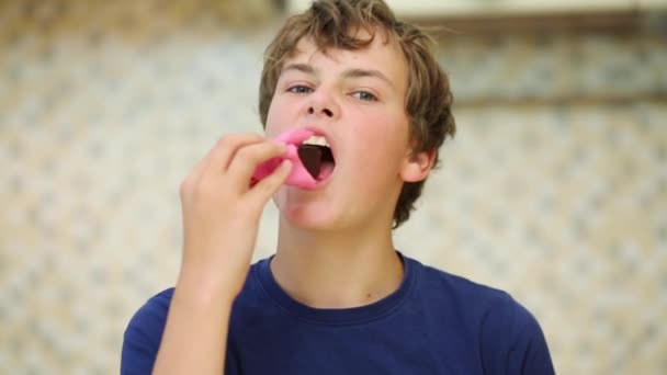 Gelukkige Jongen Tiener Eet Zoete Chocolade Snoep Keuken — Stockvideo