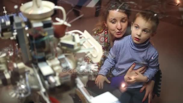 Mère Enfant Regardent Des Expositions Sous Verre Musée — Video