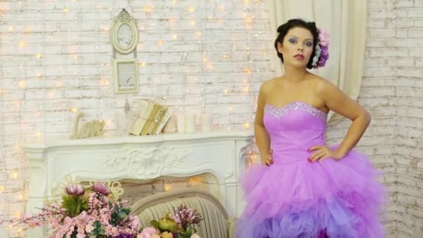 Mulher Bonita Vestido Roxo Cadeira Muitas Flores — Vídeo de Stock