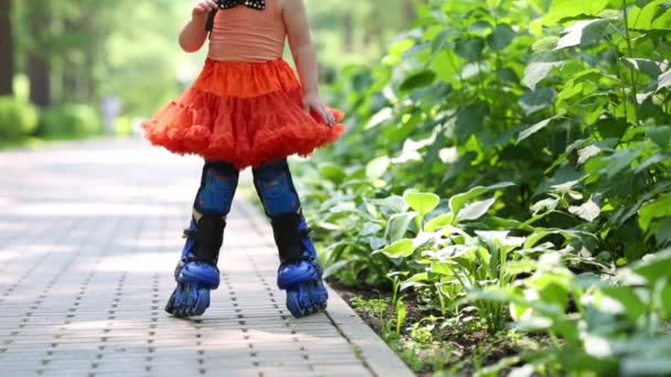 Las Piernas Niña Falda Patinaje Parque — Vídeos de Stock