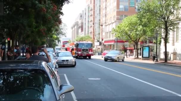 Сша Вашингтон Ауг 2014 Пожарный Грузовик Выходит Улицу Люди Записывают — стоковое видео