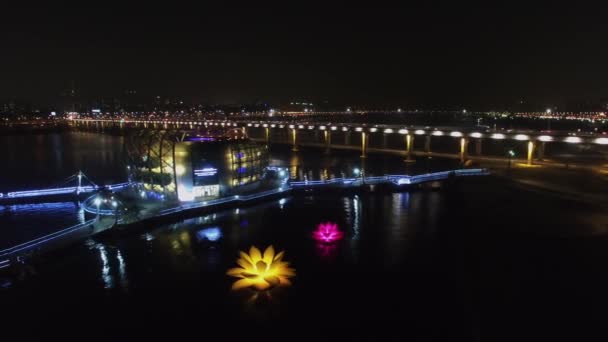 2015年11月03日 Banpodaegyo 交通桥附近的邯钢现代建筑群在秋夜 鸟瞰图 — 图库视频影像