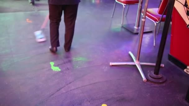 清洁洗涤地板的腿在大厅和步行人的腿 — 图库视频影像