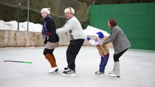 Mutter Vater Und Zwei Kinder Skaten Wintertag Auf Der Eisbahn — Stockvideo