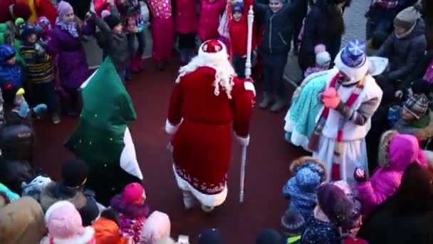 Moskou December 2014 Ded Moroz Kiest Één Kind Uit Cirkel — Stockvideo
