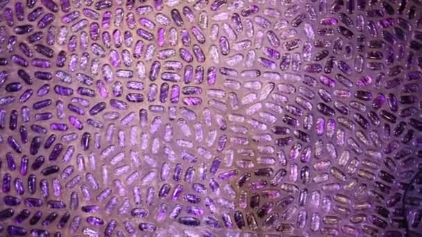 Крупный План Красивой Фиолетовой Мозаики Стене Ванной Комнате — стоковое видео