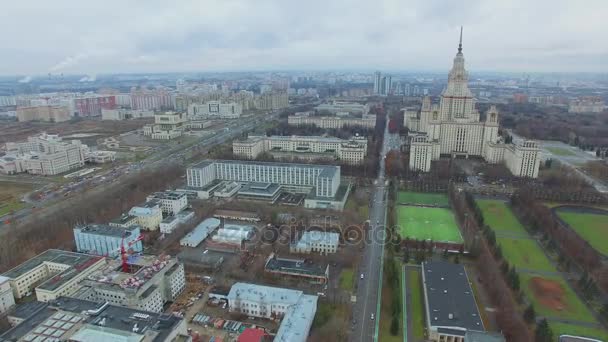 Panoráma Města Provozem Nedaleko Moskevské Univerzity Podzimní Zamračený Den Letecký — Stock video