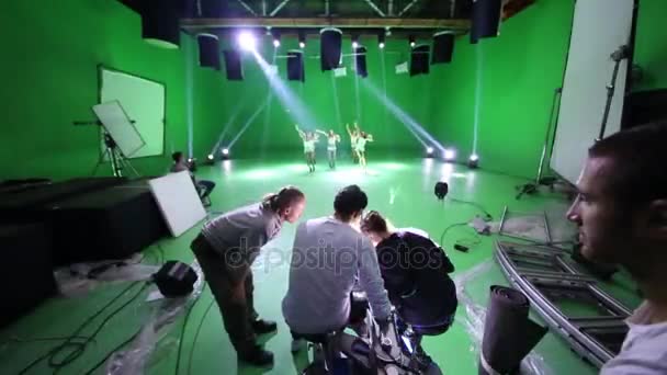 莫斯科 2015 女孩跳舞和摄制乘员组射击在 Bukatara 拍摄录影轮 摄制人员 临时生产和创造性的小组直接地工作在创作影片 电视节目 — 图库视频影像