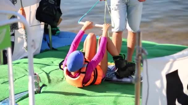 Antrenör Sürme Doğru Pozisyonda Tutmak Için Onun Ayakları Üzerinde Wakeboard — Stok video