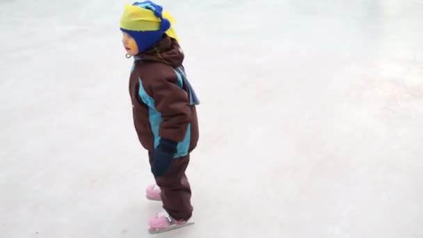 Pequeño Niño Lindo Aprende Patinar Frío Día Invierno Pista Hielo — Vídeo de stock