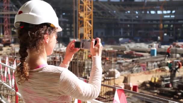 Kvinna Hjälm Fotografi Byggarbetsplatsen Stadium — Stockvideo