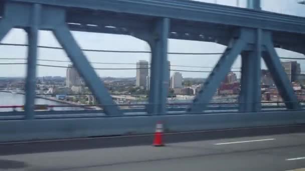 2014年9月04日 城市的看法从移动的汽车通过本杰明富兰克林桥梁的建筑 — 图库视频影像