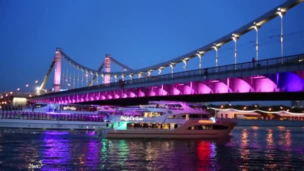 莫斯科 2015 两艘船在克里米亚大桥下的河流上互相游动 很快三驾马车将可以支付沿莫斯科河步行 — 图库视频影像