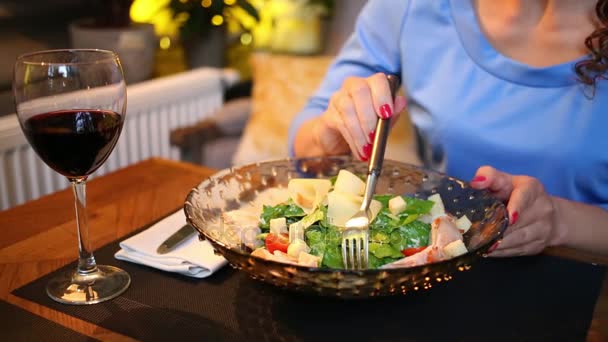 Manos Mujer Comiendo Ensalada Plato Grande Restaurante — Vídeo de stock