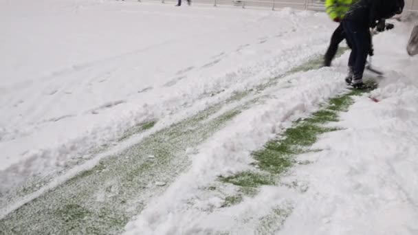 莫斯科 2014年12月25日 工人们在斯巴达体育场清除野外积雪 新的体育场被列入游戏对象列表将在2018世界杯 — 图库视频影像