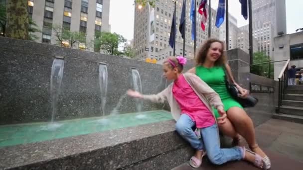 Nyc Stany Zjednoczone Ameryki Sierpień 2014 Matka Dziewczyna Zgoda Modela — Wideo stockowe