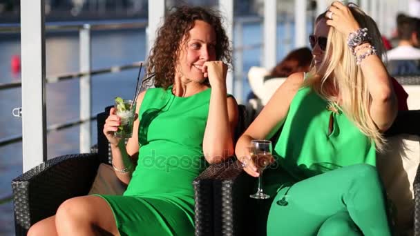 两个女人在绿色坐在椅子上 在甲板上的眼镜 — 图库视频影像