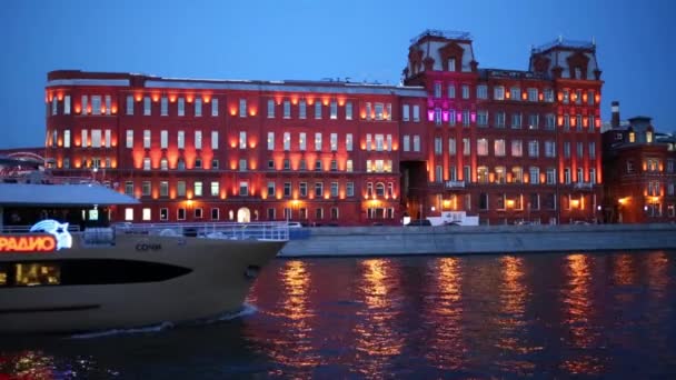 莫斯科 2015 过去工厂红色10月游泳河巡航班轮在黄昏 关于启动客运船舶的城市思考 — 图库视频影像