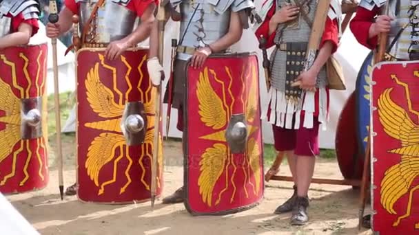 Escudos Lanzas Espadas Formación Soldados Romanos Cerca — Vídeo de stock