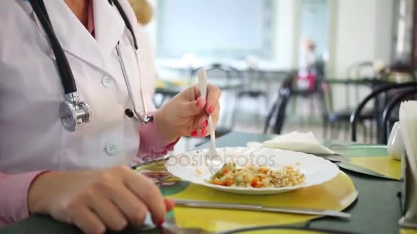 医生用听诊器在她的脖子上用餐在医院食堂 — 图库视频影像
