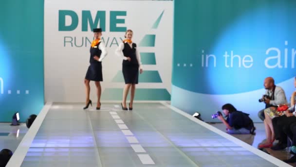 Dme ドモデドヴォ空港滑走路のファッションショーでルフトハンザの制服モスクワ ロシア 2015 人の女の子を示します — ストック動画