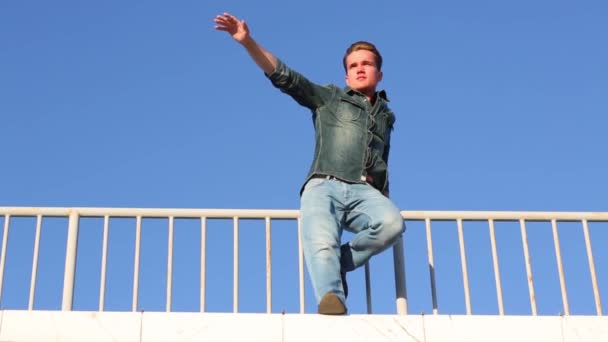Mann Steht Auf Dachkante Gegen Zaun Gelehnt Und Streckt Arme — Stockvideo