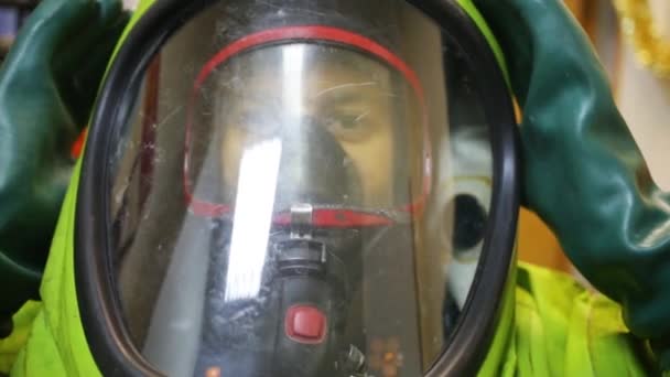 Человек в защитной маске - Команда спасателей Северо-Восточного административного округа (МЧС России) ) — стоковое видео