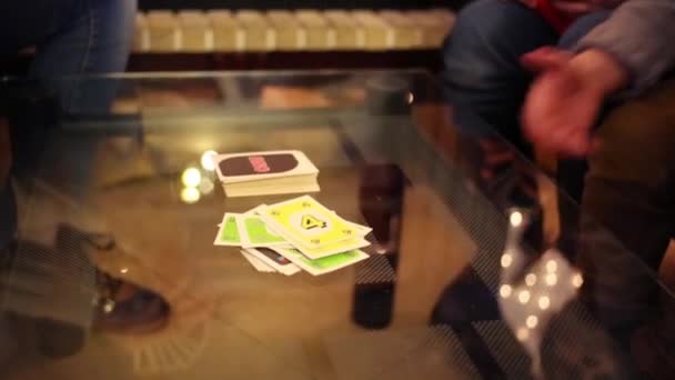 Mãos Joelhos Quatro Pessoas Jogando Jogo Mesa Com Cartas Quarto — Vídeo de Stock