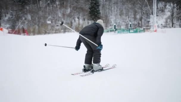 Jongen neer op helling op winter op heuvel — Stockvideo