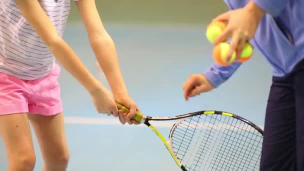 Manos Entrenador Entrenando Una Chica Para Mantener Raqueta Enfoque Niño — Vídeos de Stock