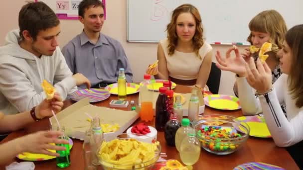 Siete Adolescentes Sientan Mesa Hablan Comen Pizza Cumpleaños — Vídeos de Stock