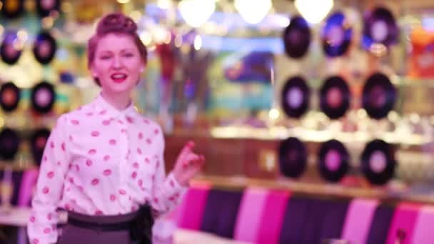 Mooie Jonge Vrouw Wit Overhemd Dans Retro Restaurant — Stockvideo