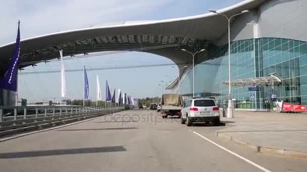 Moskou Rusland Aug 2014 Auto Komt Naar Terminal Sheremetyevo Airport — Stockvideo