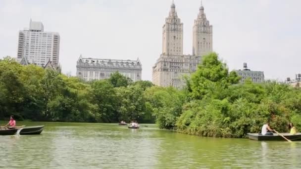 2014年8月21日 人们在纽约中央公园和摩天大楼的池塘里的桨船上休息 — 图库视频影像