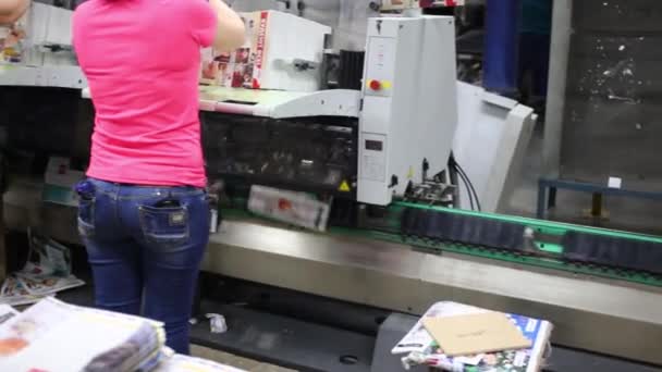 俄罗斯莫斯科 2014年11月29日 女工把一叠印刷材料放在机器的托盘上 在印刷厂普希金广场上装订 — 图库视频影像