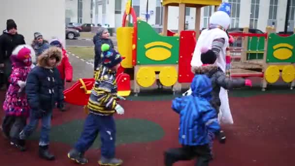 Moscú Diciembre 2014 Conga Infantil Corriendo Para Animador Muñeco Nieve — Vídeos de Stock