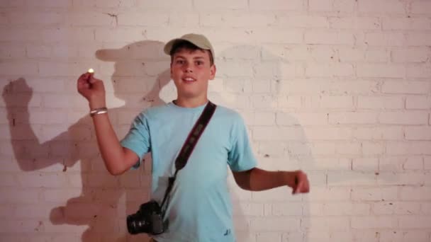 Щасливий Молодий Хлопчик Показує Хоз Попус Світлом — стокове відео