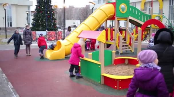 Москва Декабря 2014 Года Панорама Детской Площадки Детьми Играющими Дворе — стоковое видео