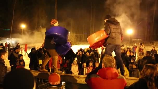 Lechischevo 俄罗斯 2015年2月22日 两名男子在夜间 Shrovetide 度假屋和酒店 Avantel 俱乐部 Istra 的战斗记录 — 图库视频影像